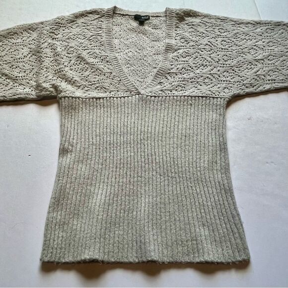 A.n.a. Women's Short Sleeve V neck Sweater Gray/Silver metallic Size Large - Picture 1 of 8